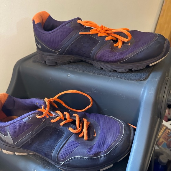 Women’s Nike Shoes - Picture 2 of 3